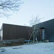 瀬戸内海に突き出す屋島の東側にあり、表通りには看板も出ていないため、隠れ家ムードは満点。料理は昼夜ともにおまかせコースだけで、前日までの完全予約制。スペシャルな気分を演出してくれます。