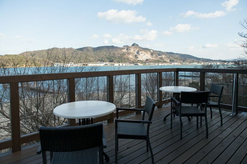 海に面したロケーションを最大限、実感できるテラス席を用意