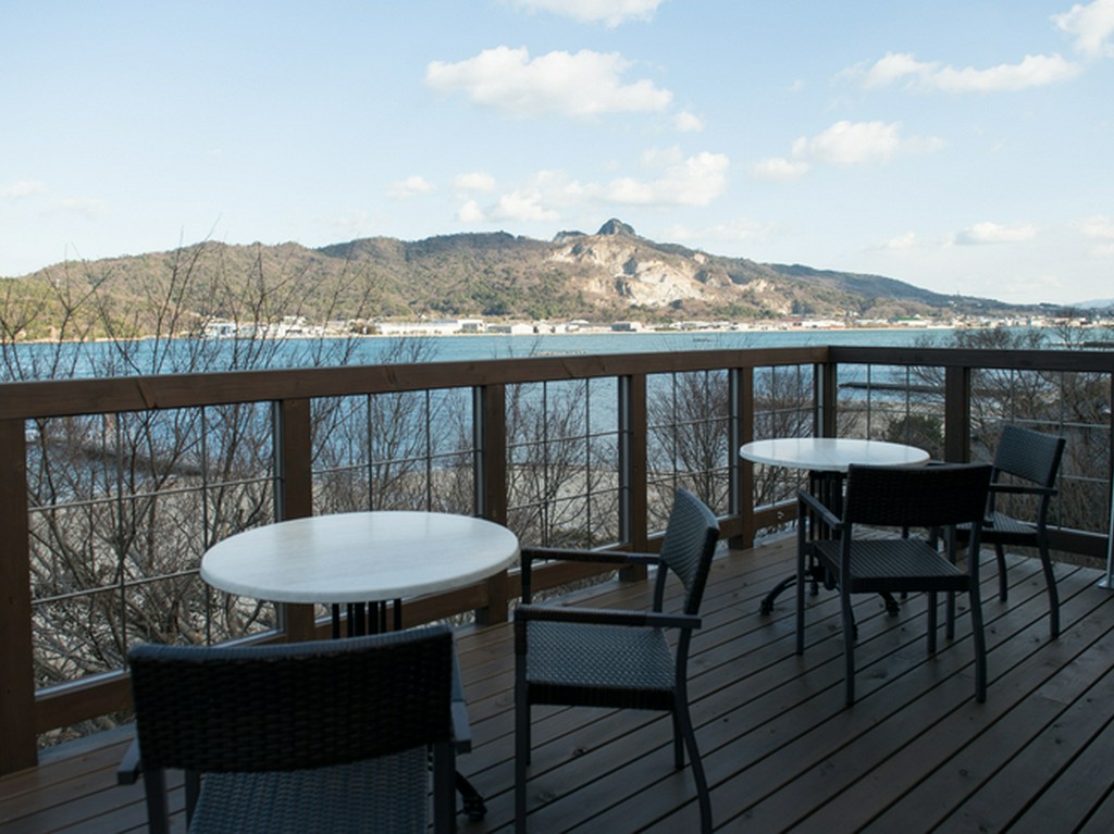 海に面したロケーションを最大限、実感できるテラス席を用意