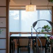 メインダイニングのほか、戸で完全に仕切れる個室も1室をご用意できます。予約内容によっての対応ですが、基本的に6名ほどが利用可能。この部屋から海を望むことができ、窓を開ければ風や波の音も聞こえます。