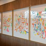 最高峰のレストランを目指して一から築いた店内には美しい調度品も多数置かれています。香川出身の巨匠である川島猛氏から贈られた「ドリームランド」というモザイクアートの作品は必見です。