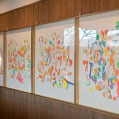 美しい芸術作品も飾られており、優雅な時間を演出