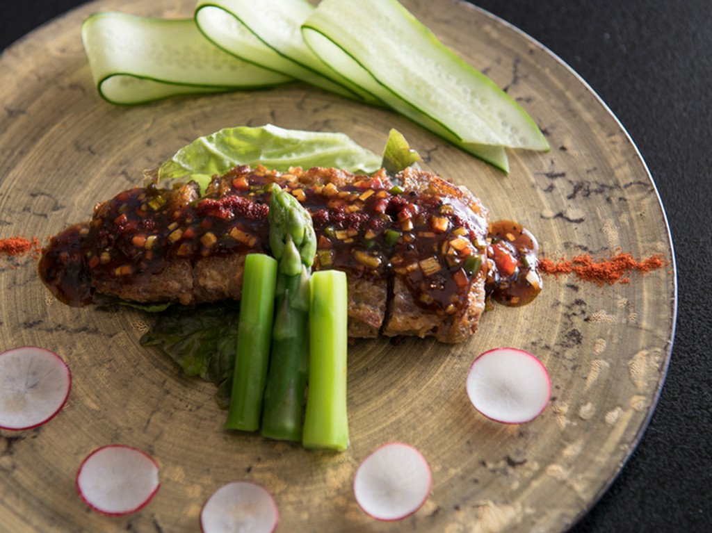 四川料理をベースに、繊細な味わいに仕上げた『オリーブ牛の豆味噌ピリ辛ソース』