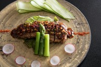 四川料理をベースに、繊細な味わいに仕上げた『オリーブ牛の豆味噌ピリ辛ソース』