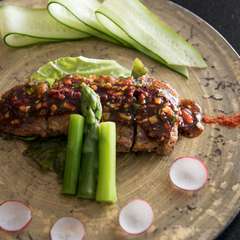 四川料理をベースに、繊細な味わいに仕上げた『オリーブ牛の豆味噌ピリ辛ソース』