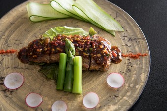 四川料理をベースに、繊細な味わいに仕上げた『オリーブ牛の豆味噌ピリ辛ソース』