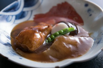 ふんわり＆コリコリ。食感の対比も痛快な『瀬戸内の天然真鯛とフカヒレの煮込み』