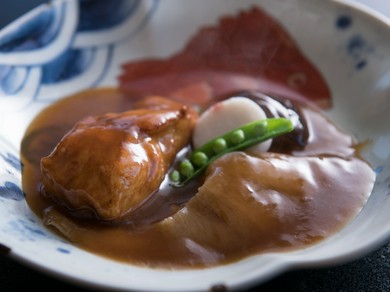 ふんわり＆コリコリ。食感の対比も痛快な『瀬戸内の天然真鯛とフカヒレの煮込み』
