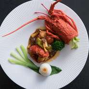 ブリッブリの食感が癖になるロブスターのピリ辛炒めです。ブロッコリーやしめじ、まんばなどの野菜もたっぷり使われ、トマトを主体にしたソースは手鞠ご飯を絡めて食べても美味しい一品です。