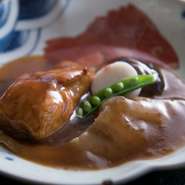 味わいがしっかりしている王道の中国料理ですが、天然真鯛はふんわり、フカヒレはコリコリで後味は上品。油をあまり使わず仕上げるこれぞ長坂マジック。付け合わせのセレベスも椎茸もソースをしっかりまとって美味。