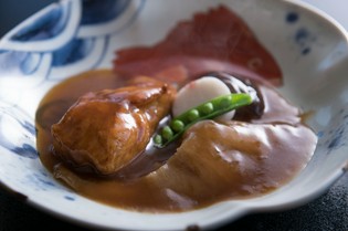 王道ながら後味は上品な『瀬戸内の天然真鯛とフカヒレの煮込み』