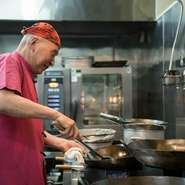 一番の至福の食というものを考えたときに、街よりも自然の中の方が健全だと思ったため、この店ではBGMは一切かけません。窓を開ければ、波や風の音、鳥のさえずり、心地良い自然の音が満ちていますよ。