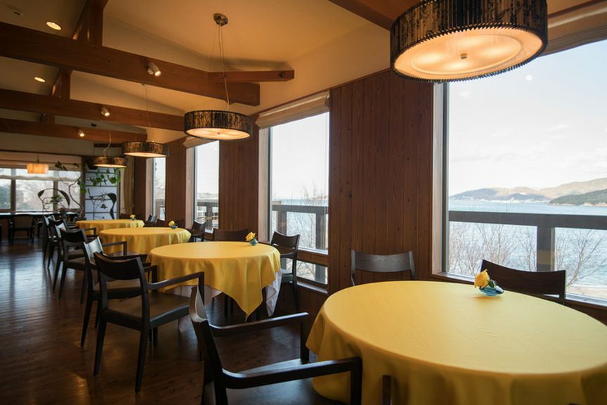 打ち寄せる波の音、美しい海の景色でロマンティックな時間を演出