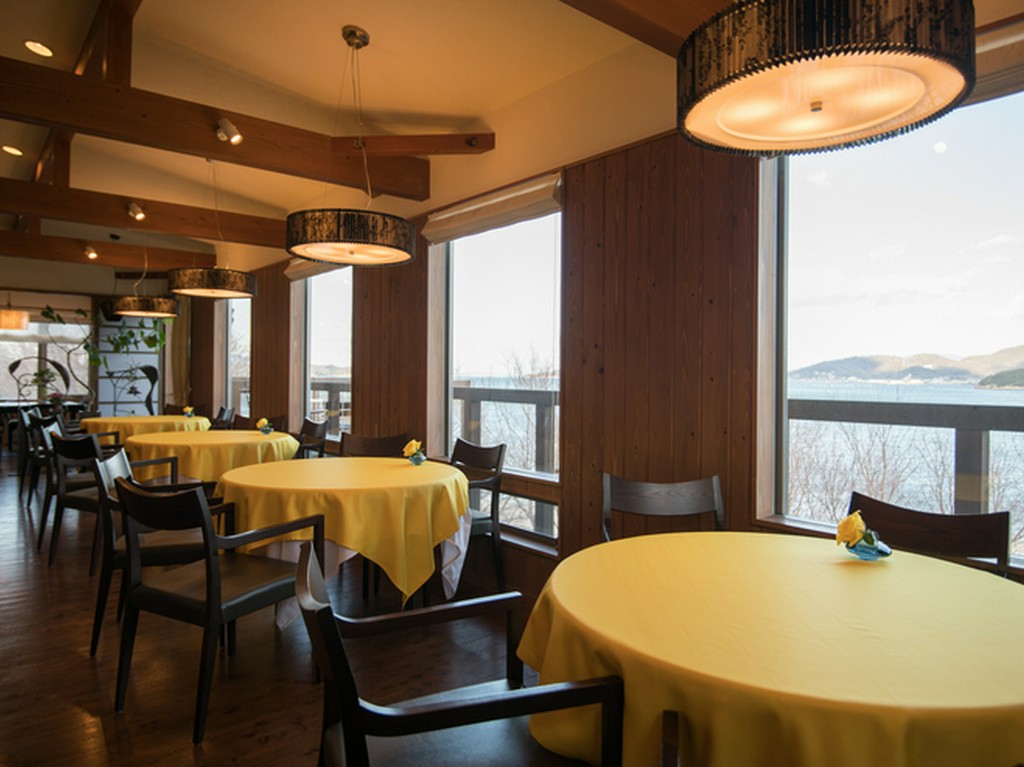 打ち寄せる波の音、美しい海の景色でロマンティックな時間を演出