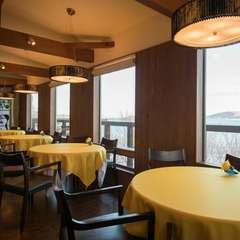 打ち寄せる波の音、美しい海の景色でロマンティックな時間を演出