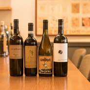オーガニックを主体に厳選するするワインはその9割がイタリア産。グラスオーダーも可能で、「その場合は7、8種類の中から好みのものを選んで頂いています」と中川氏。そのほか、フランス産、日本酒のストックも。