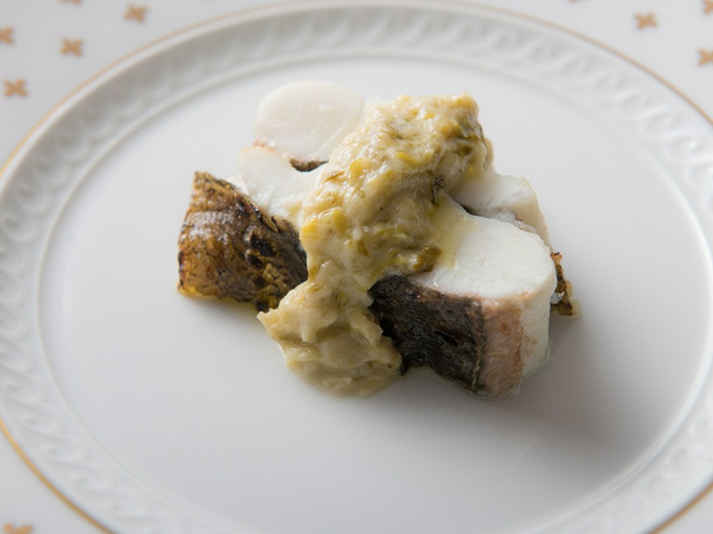 ジューシーな身に、旨みが凝縮したソースが抜群の『瀬戸内産平目の炭火焼』