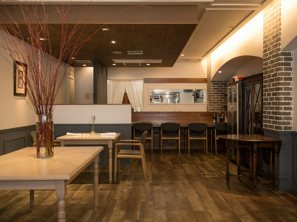 広々とした室内に、限られた席数。特別なひとときを実感