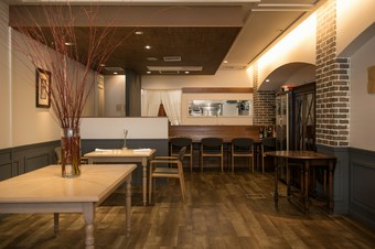 広々とした室内に、限られた席数。特別なひとときを実感