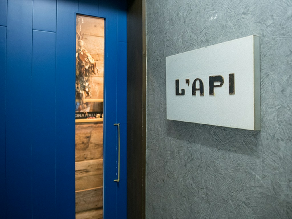 場所は観光客で賑わう通り沿い。けれど、室内はいたって穏やか