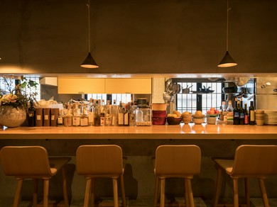オープンキッチンを向く、カウンター席はライブ感も抜群の特等席