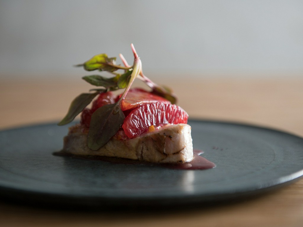 食材個々の特性を見極める、繊細な感性が光る『ヨコワ ブラッドオレンジ 赤軸ホウレン草』