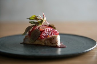 食材個々の特性を見極める、繊細な感性が光る『ヨコワ ブラッドオレンジ 赤軸ホウレン草』