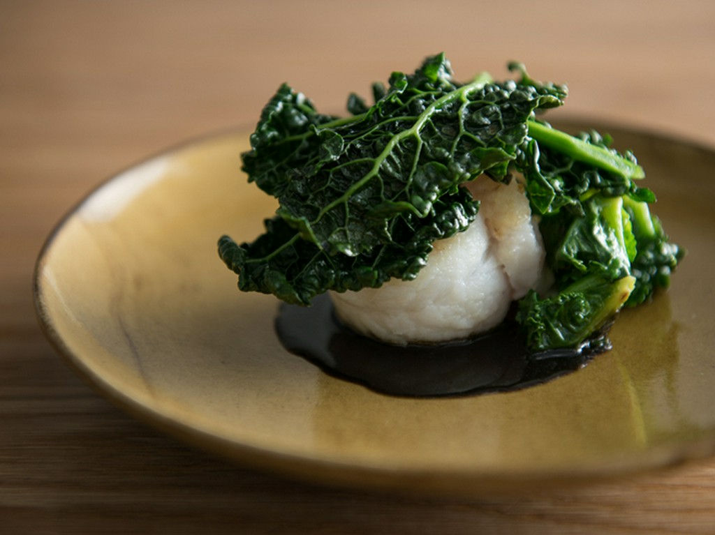 魚介、野菜、ソース。三位一体の美味しさに感動する『舌平目 黒キャベツ プチヴェール』