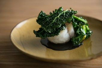 魚介、野菜、ソース。三位一体の美味しさに感動する『舌平目 黒キャベツ プチヴェール』