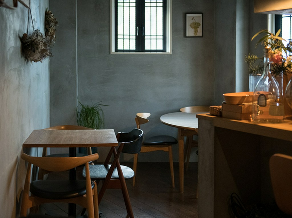ミニマムな造りで寛げる室内。友人の会合にぴったりのテーブルも