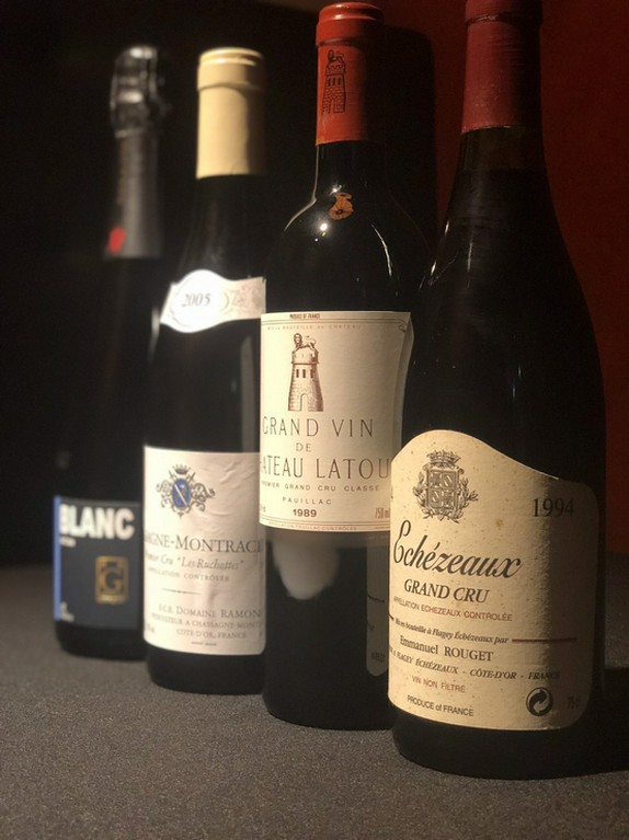 ワインは常時400本。料理に合わせ日本酒などのペアリングも提案