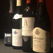 フランスのブルゴーニュやボルドー地方のワインを中心に揃え、ワイン通の方も納得するラインナップ。旬の料理に合わせて厳選した日本酒などもあり、ソムリエがお好みに合わせたペアリングを丁寧にご提案します。