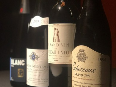 ワインは常時400本。料理に合わせ日本酒などのペアリングも提案