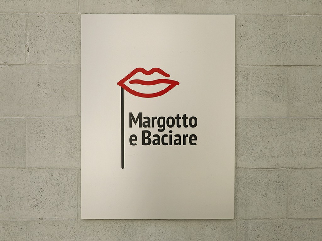 西麻布の路地にある可愛い看板が目印