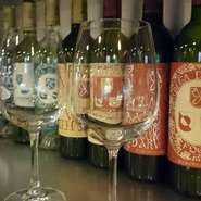 ワインはピッツェリアらしくイタリアワインが中心の品揃えです。国産ワインも数種類用意されていますが、「筋を通したいので他の国のワインは置いていません」とのこと。