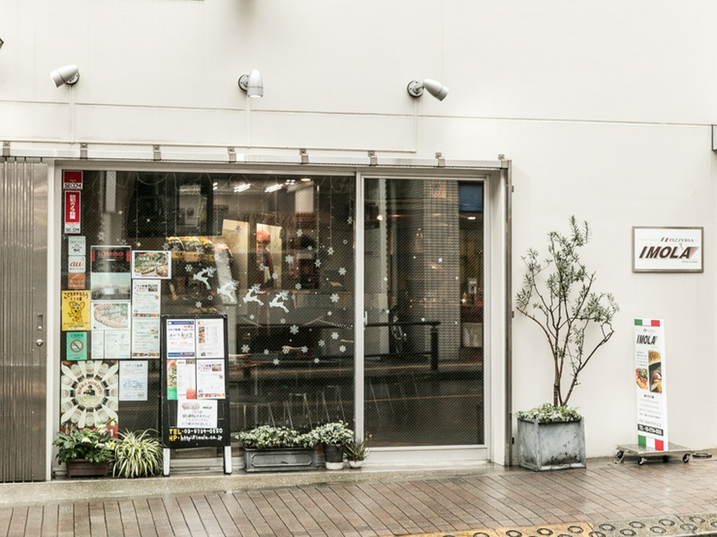 白い壁が眩しい、おしゃれなピッツェリア