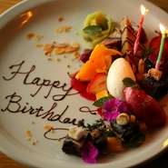 結婚式二次会などのパーティーにもぴったり、駅直結のため天候や駐車場などに気を使わずに済むのも嬉しい限り。記念日にはデザートプレートの注文も可能です。リゾート空間でおしゃれにパーティーを楽しみませんか。