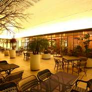 絶好のロケーションはデートにも最適。昼は優しい自然光が心地よく、夜はライトアップされた妖艶な夜の庭園がムードを演出。上質なひとときをゲストに約束してくれます。