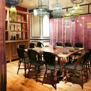 カーテンで仕切れる半個室（8~12名）、ガーデンビューで開放的なサンルーム（個室／15~30名）のご予約も承ります！恵比寿駅直結の好アクセスで、歓送迎会の下見にも是非！お気軽にお問合せください。 
