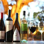 本店のソムリエが選び抜いたワイン。主に自然派ワインを中心豊富なラインナップが用意されています。料理に合わせたワインとのマリアージュを満喫しませんか。