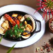 魚介と野 菜で丁寧に出汁をとり、旨みがぎゅっと詰まった濃厚なスープが絶品。 レモングラスの香りをプラスして、シロノニワ流にアレンジしました。〆にはスープをリゾットに仕上げてお召し上がりください。