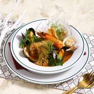 本店「ビストロ シロ.」から受け継いだ名物のブイヤベースは魚介と野菜で丁寧に出汁をとり、旨みがぎゅっと詰まった濃厚なスープが絶品。〆にはスープをリゾットに仕上げて、旨みを余すことなくお楽しみください。