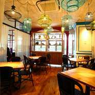 広びろとした店内は、女子会や合コンなど、グループでの利用におすすめ。人数に合わせて個室や、カーテンで仕切る半個室もご用意できます。恵比寿駅から直結というアクセスの良さも好ポイント！