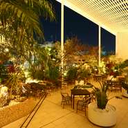 ライトアップされた夜の庭園はロマンチックな雰囲気。カジュアルな大人のデートにも最適です。メッセージを添えたデザートプレートを用意することもでき、記念日のお祝いにも最適です。