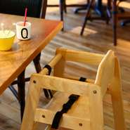 授乳室やおむつ替えスペースなど、駅ビルならではの設備の充実。キッズチェアやお子さまメニューも用意されています。ベビーカーのまま入店可能な広びろとした空間。ランチタイムのタピオカバーは、小さなお子さまにも大人気です。