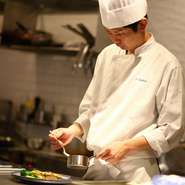 コースのご予約をされていない方でも可能な範囲での対応や、人数に合わせてのカット、苦手な食材の変更などのアレンジもいたします。1つひとつのちょっとしたプラスアルファで、日常にない喜びをお届けしたいです。