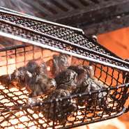 一度は絶滅し、幻の鶏と呼ばれた「天草大王」が2000年代に復活。炭火で焼いて、素材の旨さをストレートに味わいます。すすをつけて香りづけしています。
