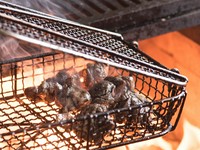 熊本が誇るブランド鶏のもも肉だけを使用。凝縮された旨味を味わう『炭火焼 天草大王』