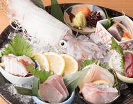 玄界灘などから直接仕入れる鮮魚を堪能する『刺身盛り合わせ』には5～7種ほどの鮮魚を盛り合わせ