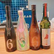 秋田県新政のNO.6をはじめ、亜麻猫、陽乃鳥、年3回の頒布会、周年記念酒など一年を通して入荷してます。当店では、60ml(飲み比べ)、120ml(升付きグラス)、一合(180ml)と3通りの飲み方が選べます。